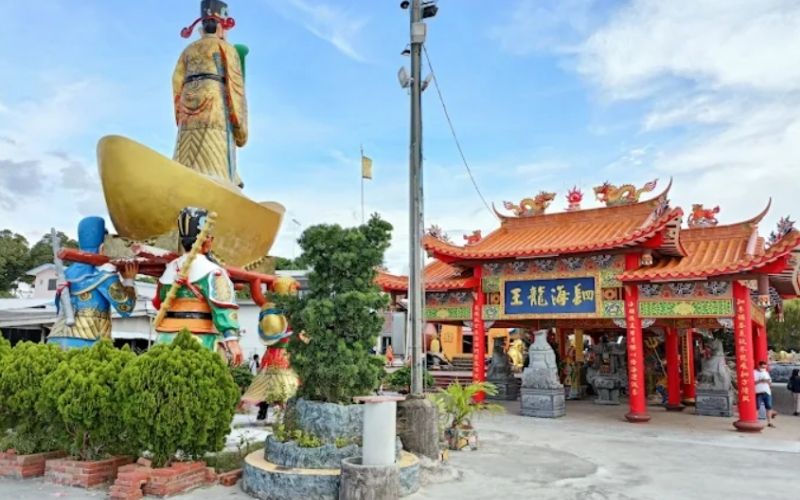 Chong Long Gong Temple 峇株海口石文丁崇龙宫 1